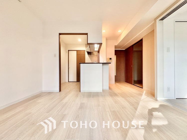 内装 ここにはみんなが集い、食事と楽しい会話が始まる。話に夢中になりすぎて、ついつい時を忘れ夜半過ぎになってしまう。そんな束の間の幸せを感じさせてくれる場所でありたい。