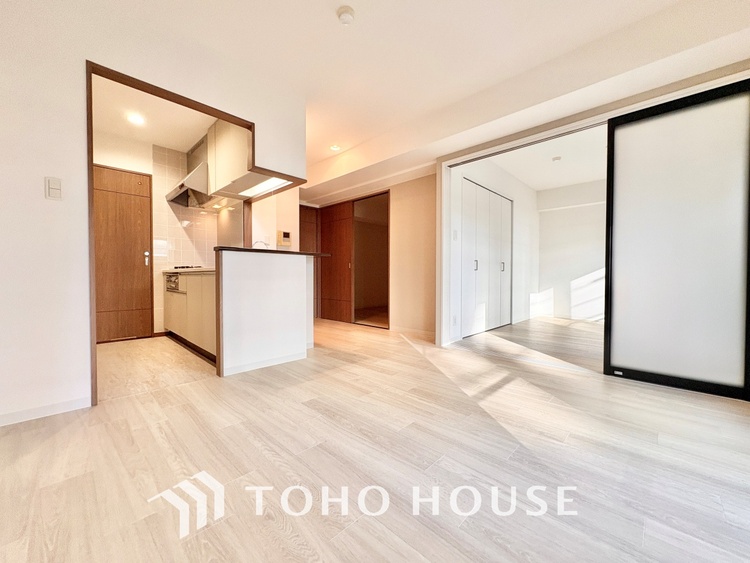 内装 大きなリビングは、高級感漂う設えとゆとりある広さで安心をもたらす特別な場所。暮らしの中心にふさわしい空間です。