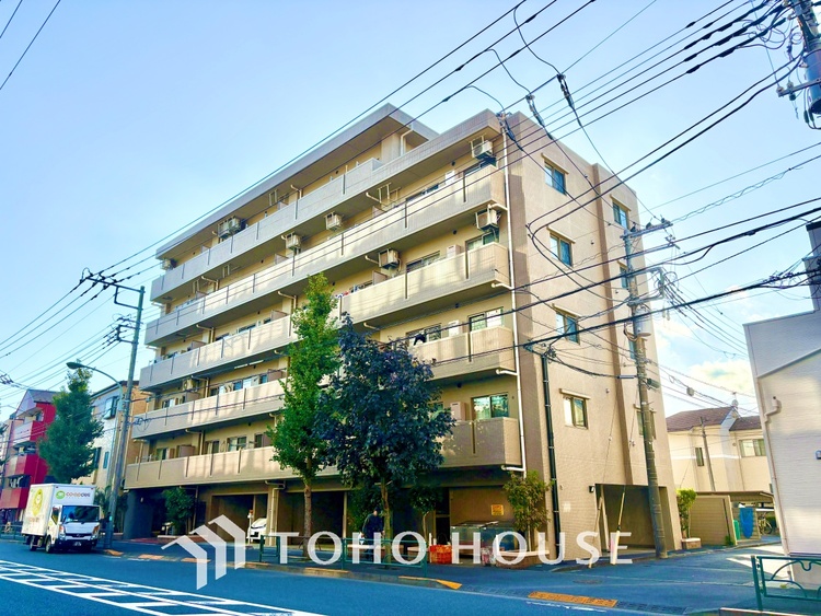 外観 堂々とした広さを誇るリビングは、優雅な開放感と安心感を兼ね備えた上質な空間。ご家族の時間を一層贅沢に演出します。