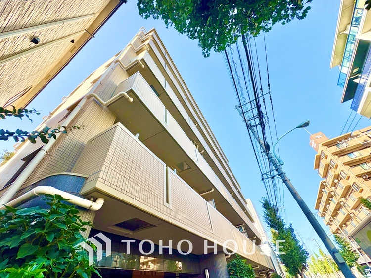 外観 明るく大きなリビングは、家族の安心と快適を育む空間。のびやかな広さが毎日の暮らしをより豊かに彩ります。