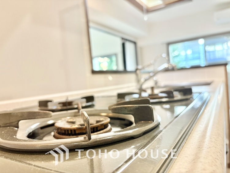 キッチン 上質な素材に囲まれたキッチンは、穏やかな時間が流れる特別な空間。洗練された料理が生まれる場所です。