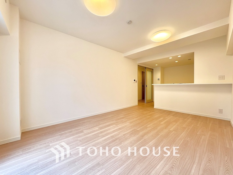 内装 ◆サンサンと◆差し込む太陽の光がこのリビングに笑いをもたらす。ソファの上のクッションがポカポカした暖気にぬくぬくと微睡んでいる。