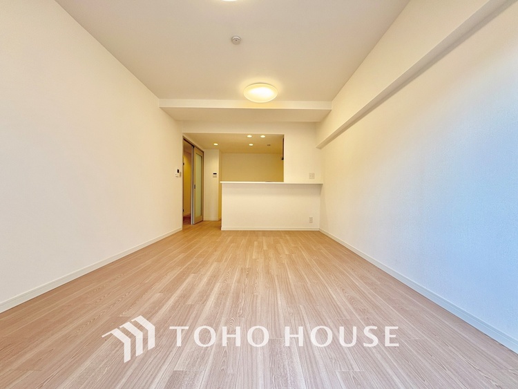 内装 ◆瀟洒な空間◆落ち着いた小棚や室内の緑光、アクセントのある彩が見事に調和させた瀟洒なリビングルーム。ここに集まる家族の会話と笑顔が絶え間なく続く幸せな空間。