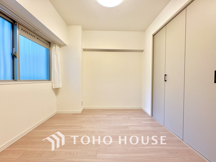 内装 風の通り道。舞い込んでくる風が優しく躍り、室内に爽やかな空気を運んでくる。そこに季節の息吹を感じて、いまがどんな季節なのかを実感する。