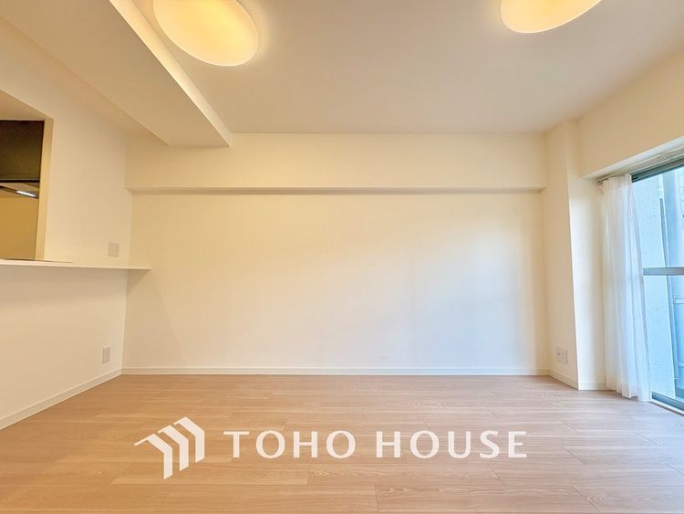 内装 ここはみんなが集い、食事と楽しい会話が始まる場所。話に夢中になりすぎて、ついつい時を忘れ、夜半過ぎになってしまう。そんな束の間の幸せを感じさせてくれます。