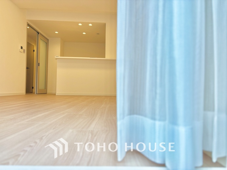 内装 ◆瀟洒な空間◆落ち着いた小棚や室内の緑光、アクセントのある彩が見事に調和させた瀟洒なリビングルーム。ここに集まる家族の会話と笑顔が絶え間なく続く幸せな空間。