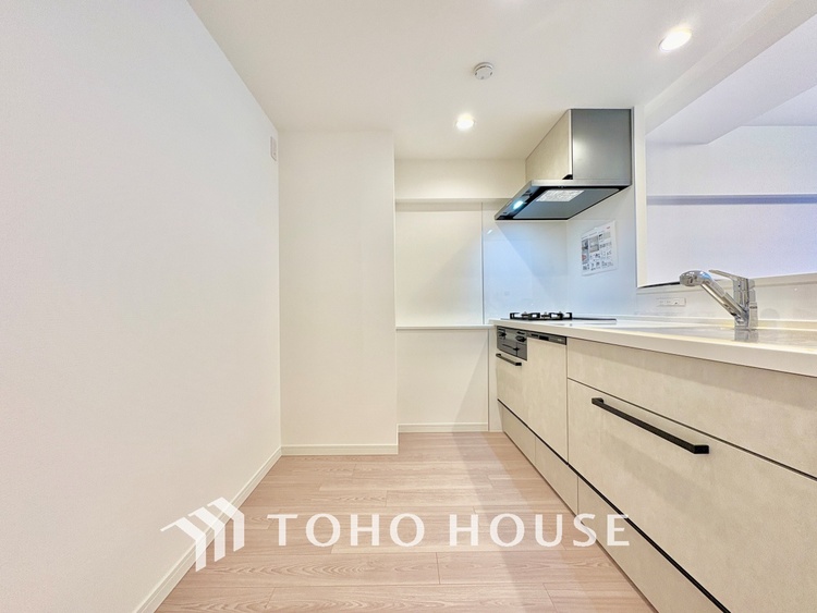 キッチン 手元の収納から、足元の収納までが全てスライド式で、奥のスペースまで有効に活用できます。奥まで上から見渡せるので、たまにしか使わない調理器具もサッと取出せます。