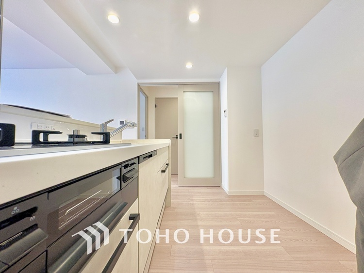 キッチン キッチンは家族の絆を育む大切な空間。シンプルで使い易いシステムキッチンで愉しく作る料理は愛情のある美味しいご馳走に。家族で使える対面式キッチンです。