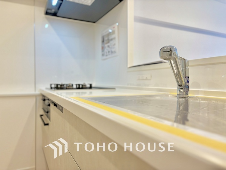 キッチン 広々としたキッチンのシンクは、料理の準備と片付けを楽にし、使いやすさを最大限に引き立てます。