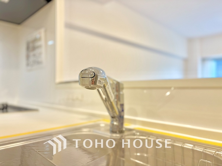 キッチン キッチンは家族の絆を育む大切な空間。シンプルで使い易いシステムキッチンで愉しく作る料理は愛情のある美味しいご馳走に。家族で使える対面式キッチンです。