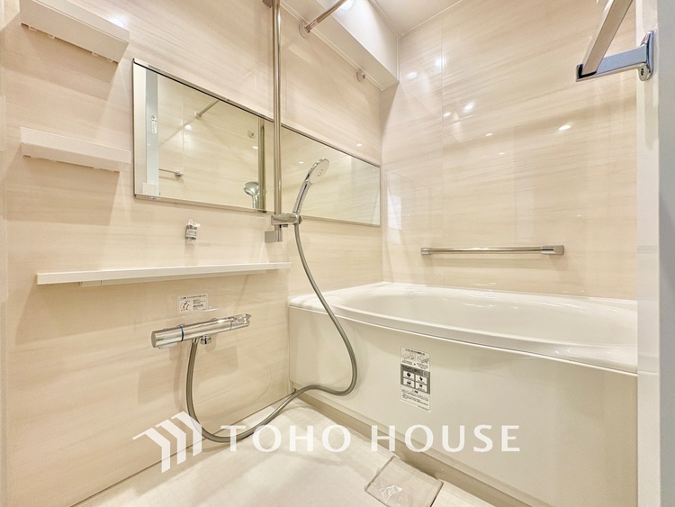 風呂 【浴室】《一日の疲れを落としてくれる場所は、落ち着く場所でなければならない》　高級感溢れるカラーと大きさ・柔らかな曲線で構成された半身浴も楽しめるバスタブが心地よさをもたらします。