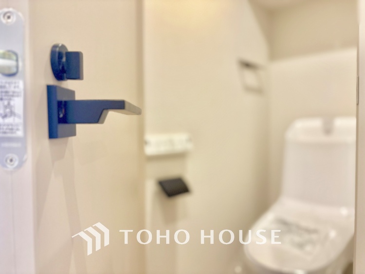 トイレ 清潔感あるホワイト調のクロスと温もり溢れるモダンカラーの床材が見事に調和した本邸宅は、毎日の生活を少しでも快適に過ごして頂ける様に落ち着いた雰囲気作りから行っています。