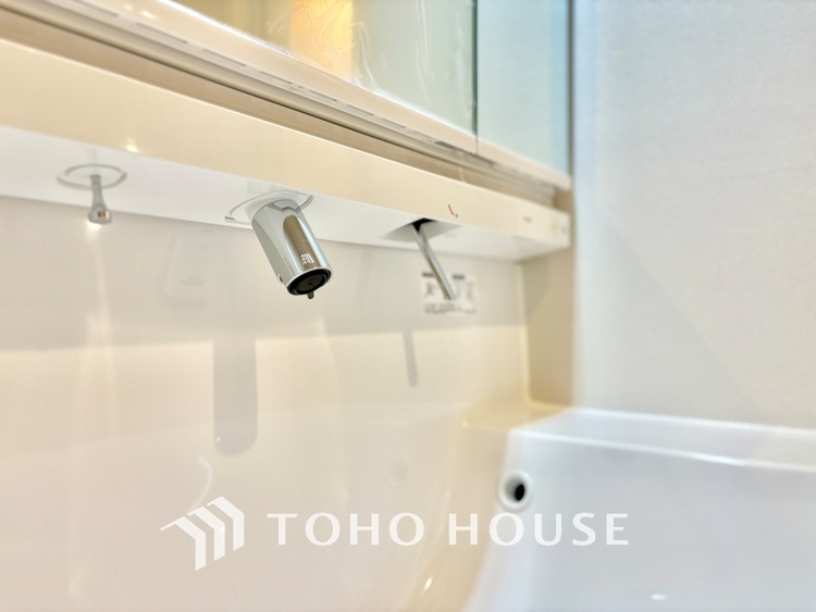 洗面 気持ちの良い朝をつくりだし、夕方には笑顔を取り戻させてくれるミラー。パウダールームはいつでも本来の自分を取り戻せる空間。明るく仕上げてあります。