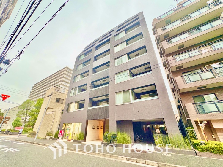 外観 ほんの少しのこだわり。ちょっとした色使いがその家がもつ雰囲気、趣（おもむき）を携え、暮らす家族や訪ねてくる友人・知人に新鮮な香りを運んできます。