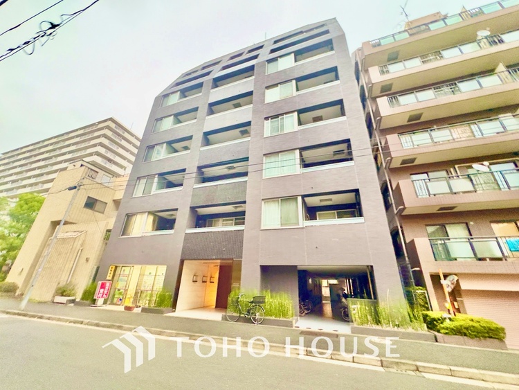 外観 ほんの少しのこだわり。ちょっとした色使いがその家がもつ雰囲気、趣（おもむき）を携え、暮らす家族や訪ねてくる友人・知人に新鮮な香りを運んできます。