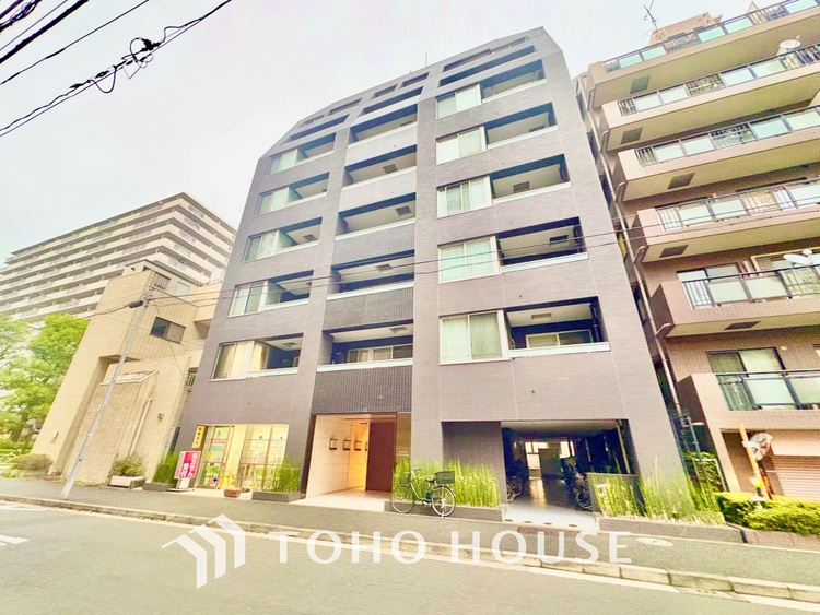 外観 ほんの少しのこだわり。ちょっとした色使いがその家がもつ雰囲気、趣（おもむき）を携え、暮らす家族や訪ねてくる友人・知人に新鮮な香りを運んできます。