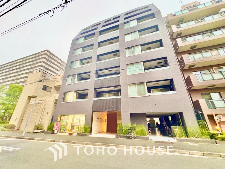 外観 ほんの少しのこだわり。ちょっとした色使いがその家がもつ雰囲気、趣（おもむき）を携え、暮らす家族や訪ねてくる友人・知人に新鮮な香りを運んできます。