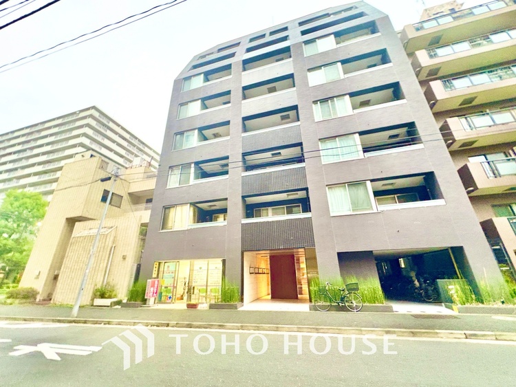 外観 ほんの少しのこだわり。ちょっとした色使いがその家がもつ雰囲気、趣（おもむき）を携え、暮らす家族や訪ねてくる友人・知人に新鮮な香りを運んできます。