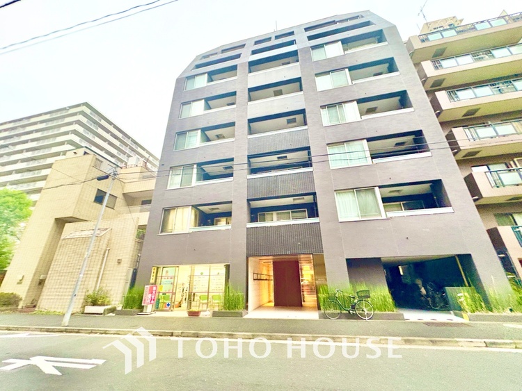 外観 ほんの少しのこだわり。ちょっとした色使いがその家がもつ雰囲気、趣（おもむき）を携え、暮らす家族や訪ねてくる友人・知人に新鮮な香りを運んできます。