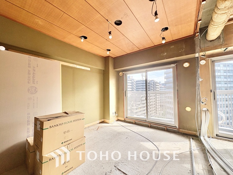 内装 【改装中】ここにはみんなが集い、食事と楽しい会話が始まる。話に夢中になりすぎて、ついつい時を忘れ夜半過ぎになってしまう。そんな束の間の幸せを感じさせてくれる場所でありたい。