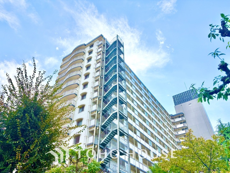 外観 ほんの少しのこだわり。ちょっとした色使いがその家がもつ雰囲気、趣（おもむき）を携え、暮らす家族や訪ねてくる友人・知人に新鮮な香りを運んできます。