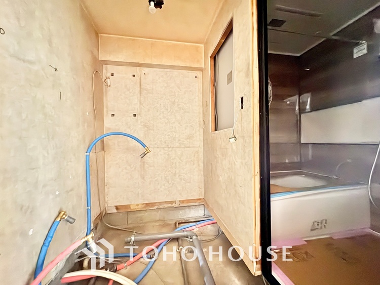 洗面 【改装中】清潔感あふれる洗面化粧台で、毎日の身支度を快適にサポートします。