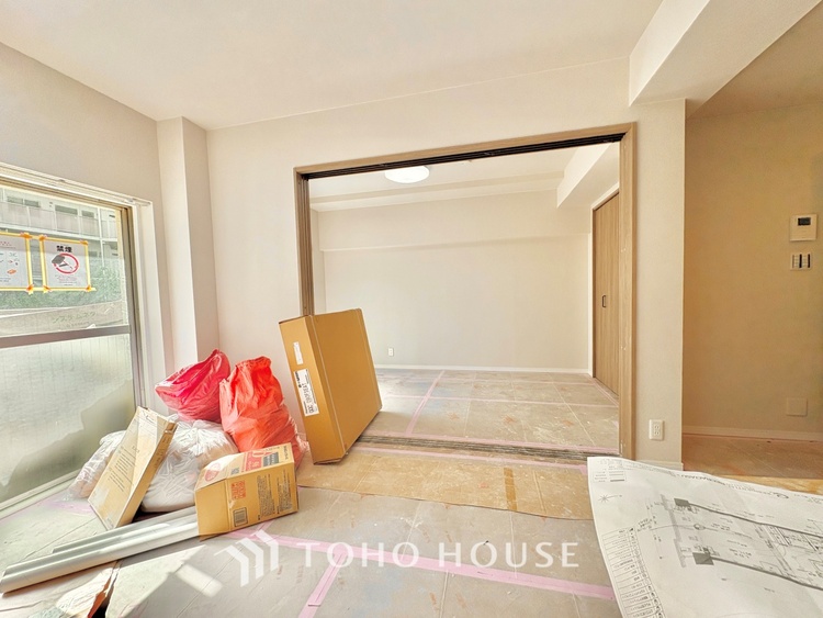 内装 ここにはみんなが集い、食事と楽しい会話が始まる。話に夢中になりすぎて、ついつい時を忘れ夜半過ぎになってしまう。そんな束の間の幸せを感じさせてくれる場所でありたい。