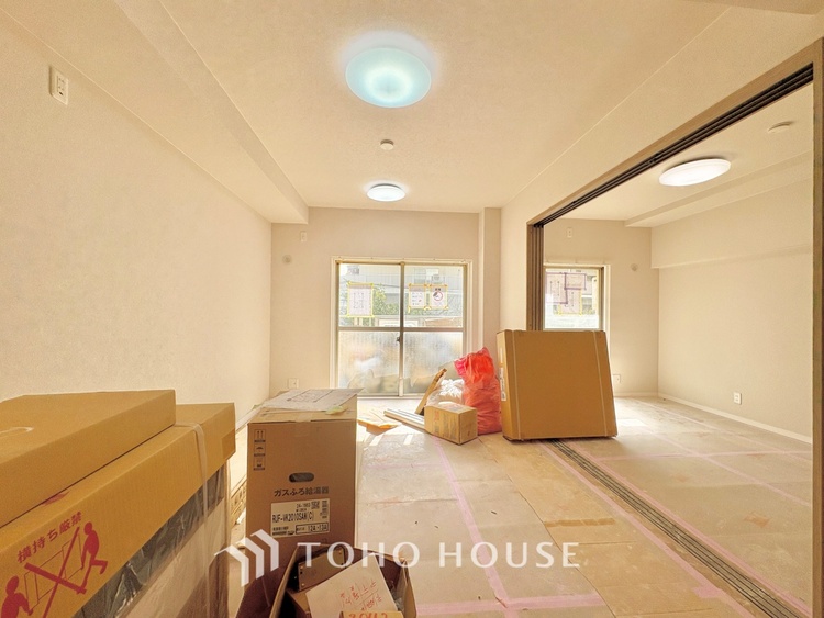 内装 ここにはみんなが集い、食事と楽しい会話が始まる。話に夢中になりすぎて、ついつい時を忘れ夜半過ぎになってしまう。そんな束の間の幸せを感じさせてくれる場所でありたい。