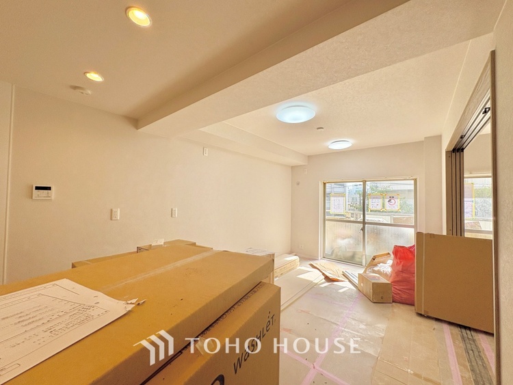 内装 ここにはみんなが集い、食事と楽しい会話が始まる。話に夢中になりすぎて、ついつい時を忘れ夜半過ぎになってしまう。そんな束の間の幸せを感じさせてくれる場所でありたい。