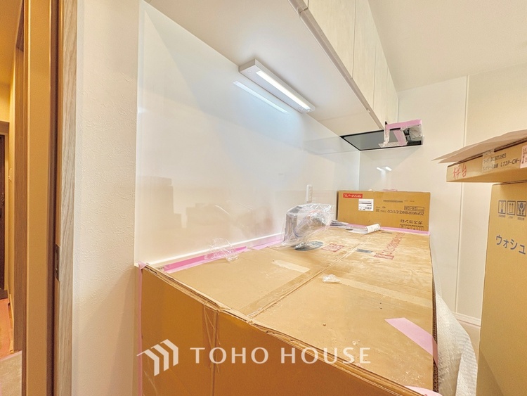 キッチン 【Kitchen】調理しながらもご家族のお顔が見れるカウンターキッチン。ついつい料理中お子様の様子が気になるもの。安心してお料理に取り組んでいただけます。会話だって自然とはずむはず。