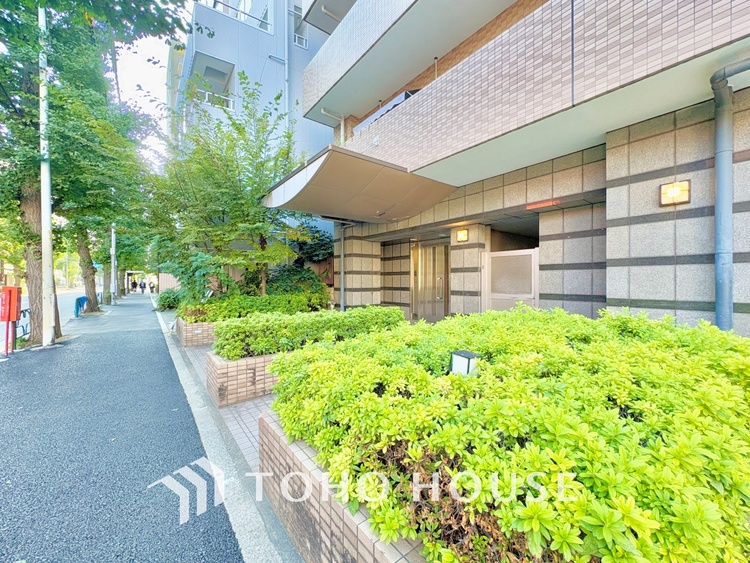 駐車場 ここはみんなが集い、食事と楽しい会話が始まる場所。話に夢中になりすぎて、ついつい時を忘れ、夜半過ぎになってしまう。そんな束の間の幸せを感じさせてくれます。