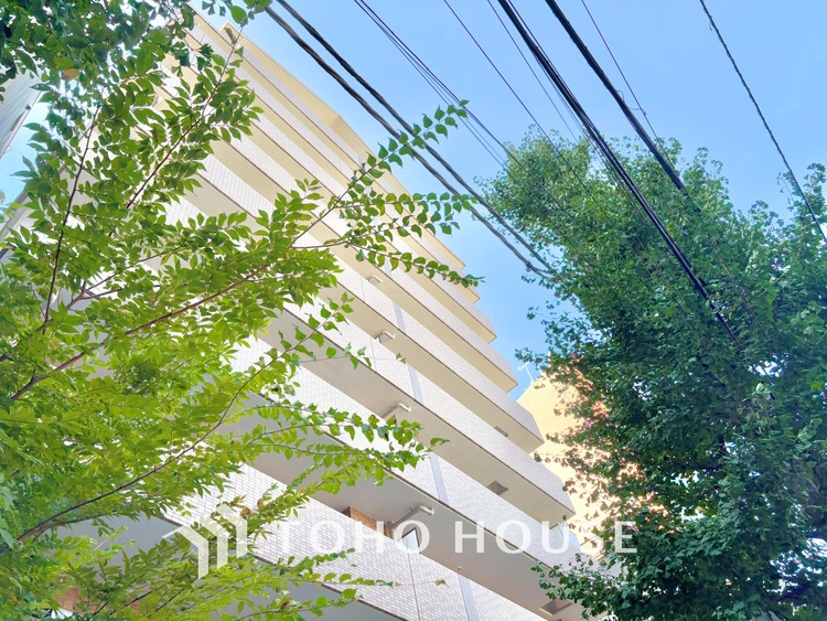 外観 街に溶け合う美しい景観を生みだしているにも関わらず、採光や風通しを考えて設計された間取り。近隣との視線を考え、街全体で調整される窓位置。外観だけでなく、そこに住まうご家族の心地よさを最優先しました。