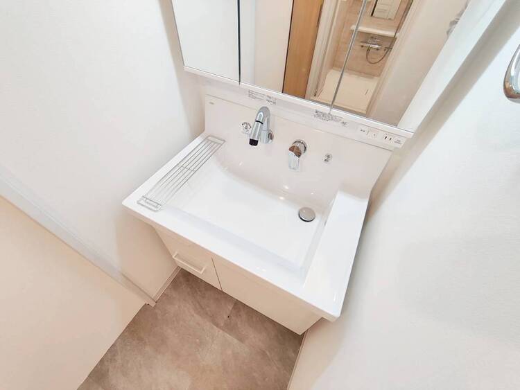 その他 清潔感を感じられる洗面化粧台。