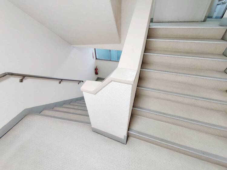 その他 共用部の階段です。明るく清潔に管理されています。