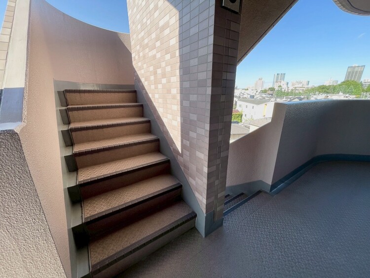 その他 共用部の階段です。明るく清潔に管理されています。