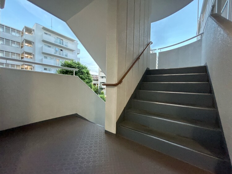 その他 共用部の階段です。明るく清潔に管理されています。
