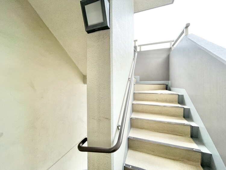 その他 共用部の階段です。明るく清潔に管理されています。