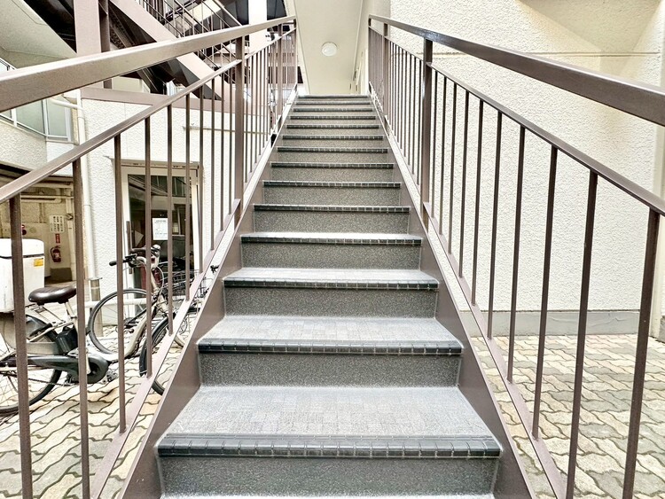 その他 共用部の階段です。明るく清潔に管理されています。