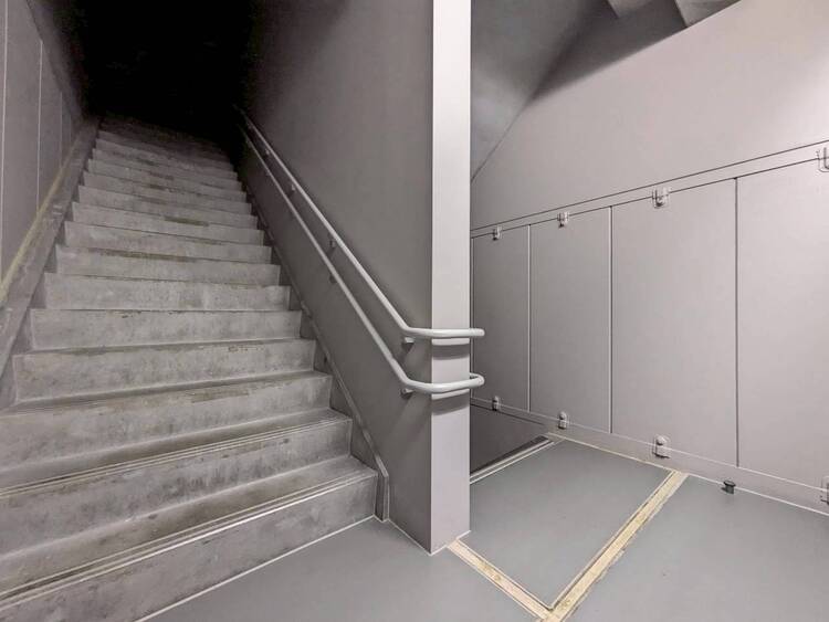 その他 共用部の階段です。明るく清潔に管理されています。