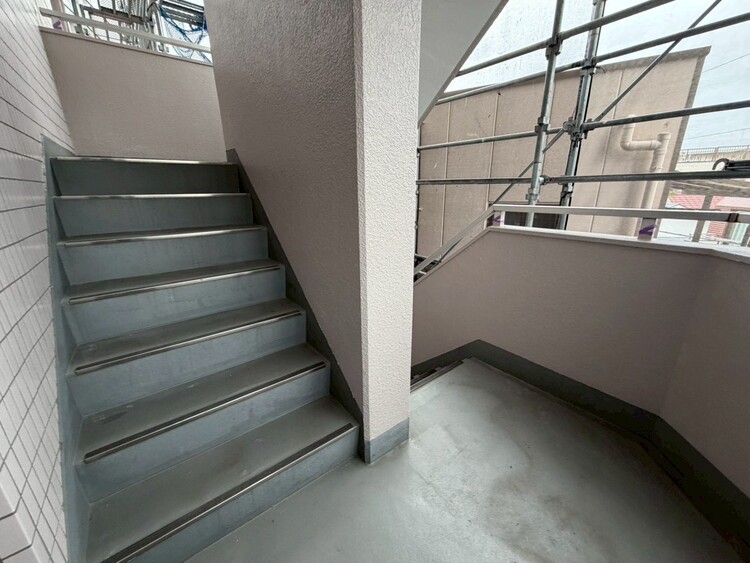 その他 共用部の階段です。明るく清潔に管理されています。