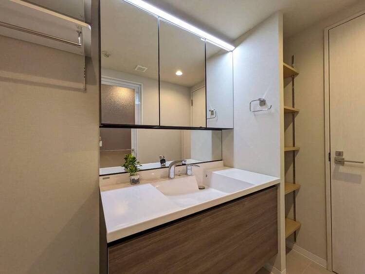 その他 清潔感を感じられる洗面化粧台。