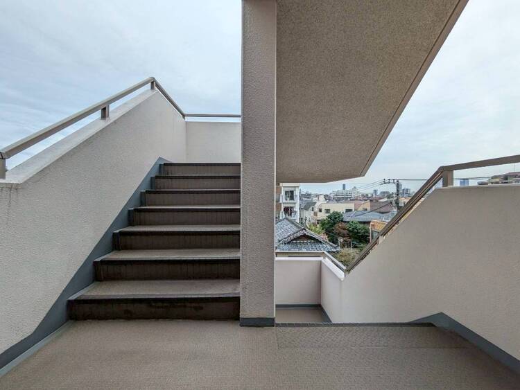 その他 共用部の階段です。明るく清潔に管理されています。