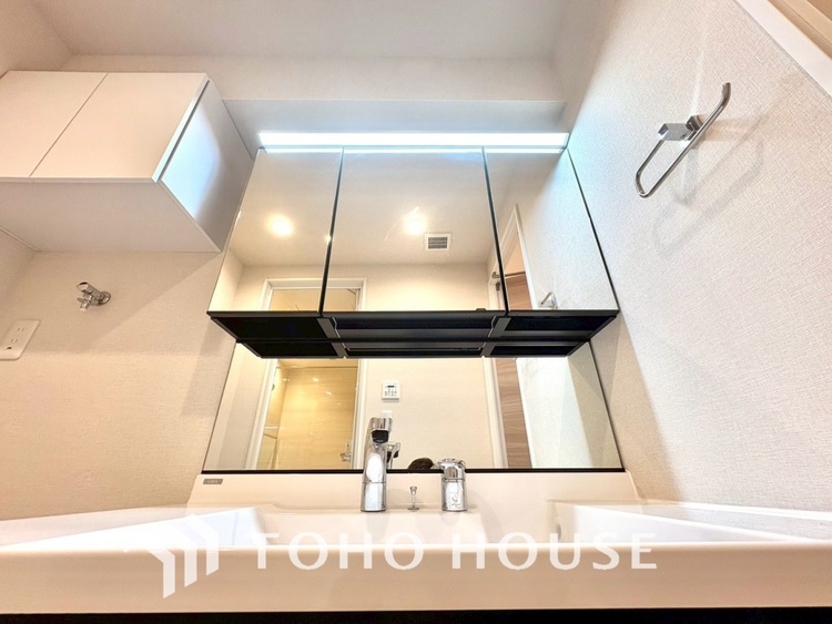 洗面 【WASHROOM】◆快適◆煌びやかな暮らしの中にも忘れたくない快適さ。大きな収納が助けてくれます。