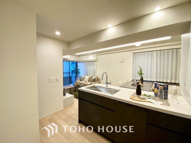 キッチン 【KITCHEN】◆ワクワク◆開放的で機能性も高いシステムキッチン。お子様は毎日のご飯にワクワク！