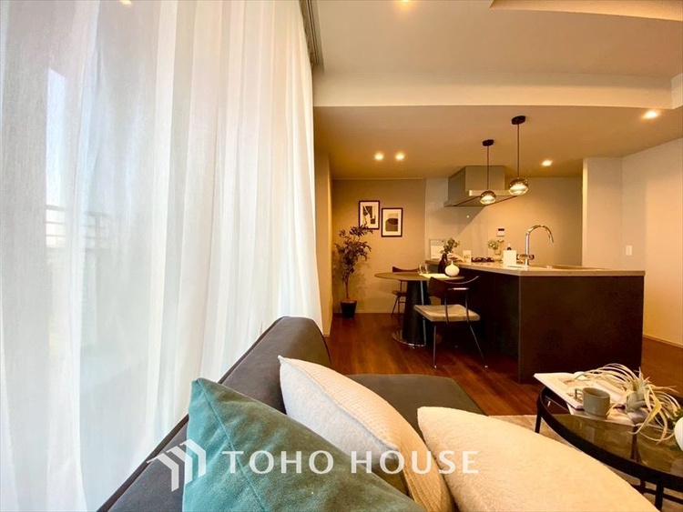 内装 【LIVING】◆陽光◆が差し込む。この開放的なLDKに家族の笑顔が集う。家族が一緒に過ごす空間は明るく、そして居心地よく。