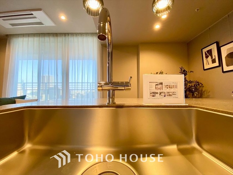 キッチン 【KITCHEN】◆ワクワク◆開放的で機能性も高いシステムキッチン。お子様は毎日のご飯にワクワク！