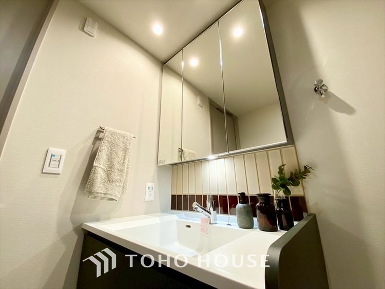 洗面 【WASHROOM】◆快適◆煌びやかな暮らしの中にも忘れたくない快適さ。大きな収納が助けてくれます。
