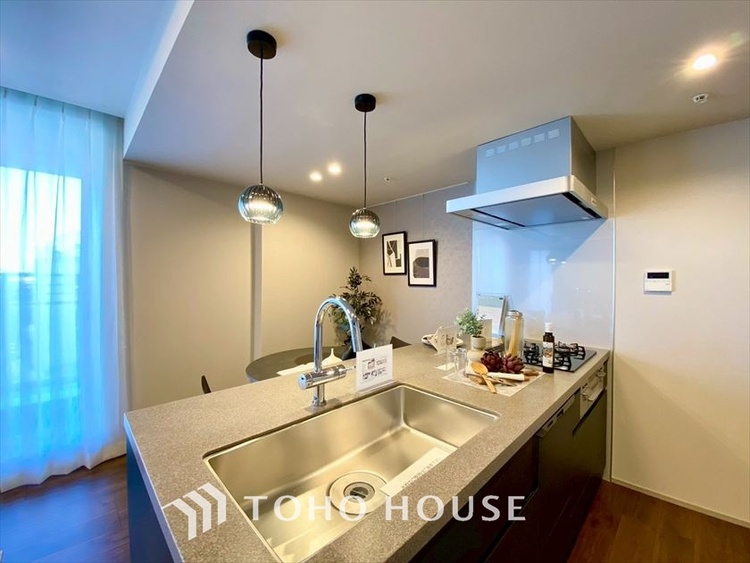 その他 【KITCHEN】◆開放的◆後片付けが楽なシステムキッチン。収納スペースの充実！