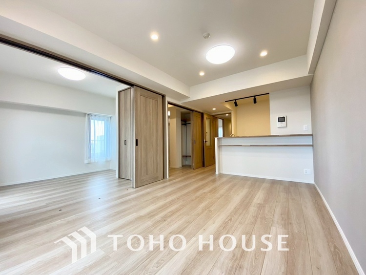 内装 【LIVING】◆扉を◆開くとこの景色。家族の”おかえり”の声が聞こえてきそう。