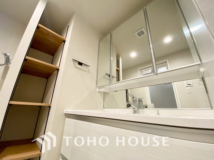 洗面 【WASHROOM】◆快適◆煌びやかな暮らしの中にも忘れたくない快適さ。大きな収納が助けてくれます。